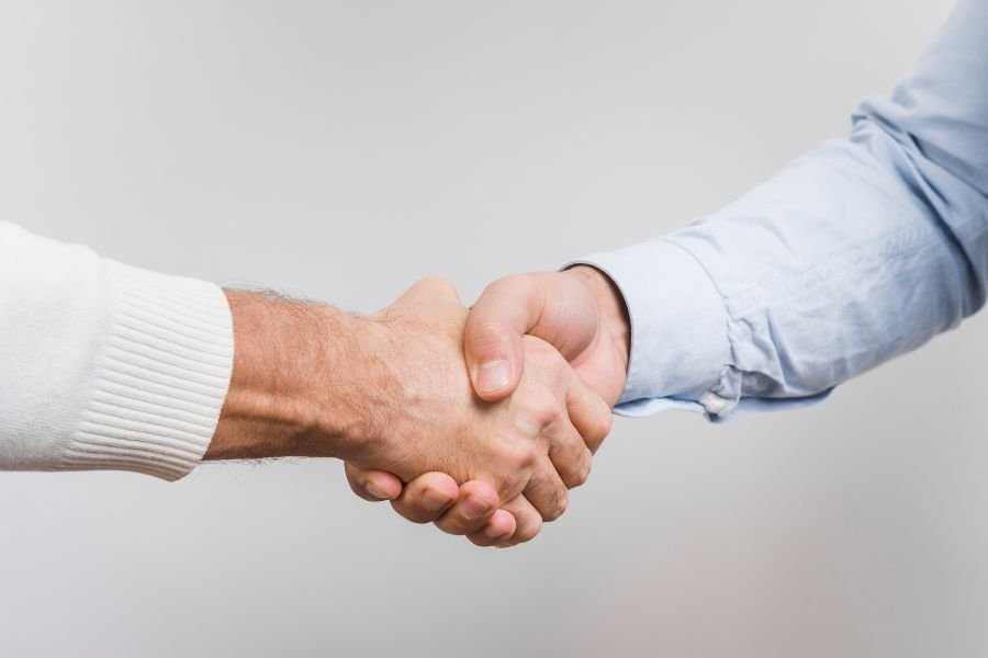 Una stretta di mano tra due uomini